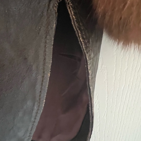 AMAZING Leather and fur coat comes below the knee - Picture 11 of 16